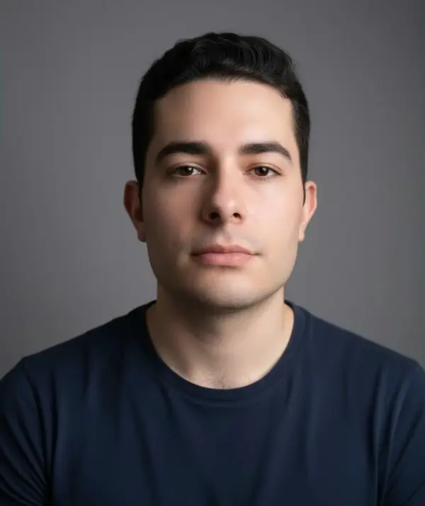 Un retrato cinematográfico hiperrealista de la misma persona de la selfie subida, utilizando sus rasgos faciales exactos: misma forma de rostro, mandíbula, ojos, nariz, labios, tono de piel y expresión natural.
El sujeto posa exactamente igual que en la imagen de referencia, apoyado despreocupadamente contra una pared de ladrillo rojo texturizado, con el cuerpo ligeramente ladeado, una pierna flexionada y el pie apoyado en la pared. Sostiene un teléfono inteligente con ambas manos a la altura del pecho y mira pensativo a la distancia.
Lleva un acogedor suéter de punto marrón y beige, pantalones a juego y zapatos de cuero oscuro, con el estilo de un modelo profesional. Lleva un reloj de pulsera plateado en la muñeca.
La escena transcurre en una calle urbana de noche, con las cálidas luces doradas de la ciudad de fondo, creando un intenso efecto bokeh cinematográfico. El fondo está suavemente desenfocado, mientras que el rostro se ve ultranítido.
La iluminación es suave, natural y favorecedora, resaltando la textura realista de la piel y los detalles faciales.
Ultrarrealista, calidad DSLR, baja profundidad de campo, gradación de color cinematográfica, fotografía de moda profesional, resolución 4K, alto nivel de detalle, sombras realistas, sin distorsión. Relación de aspecto 4:5. 100 % de uso de la imagen de referencia que subí.