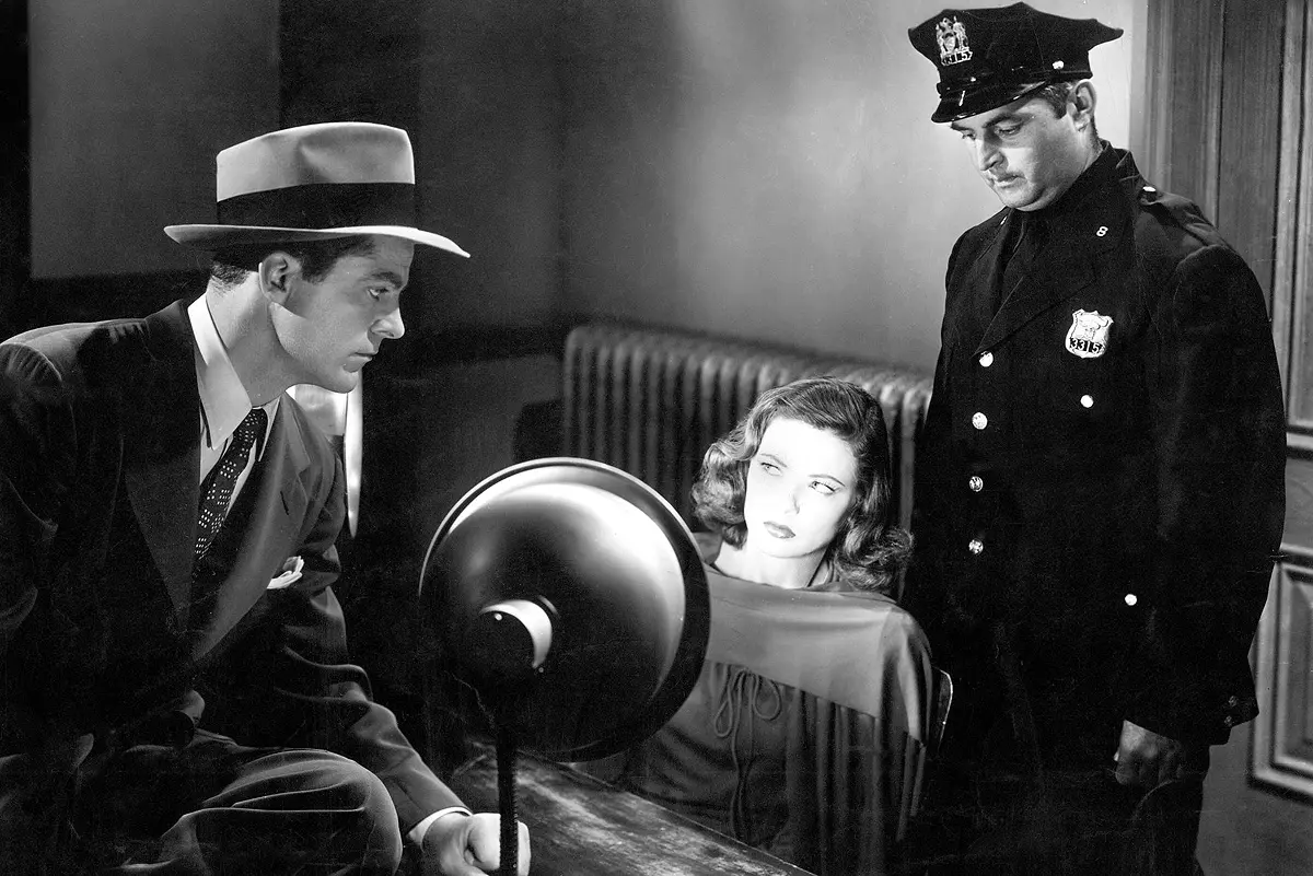 Una imagen que tenga la mala calidad de los televisiónes de los 40's en blanco y negro y que tenga un fondo de departamento cómodo de los años 40's