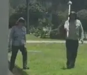 Contexto: caricatura de dos personas que están haciendo un levantamiento topográfico 
Objetivo: imitar la secuencia del video generando el ingreso de 2 personas con la mismas características de la foto
Formato: mp4  
Restricciones: Lenguaje claro para principiantes, sin tecnicismos excesivos.