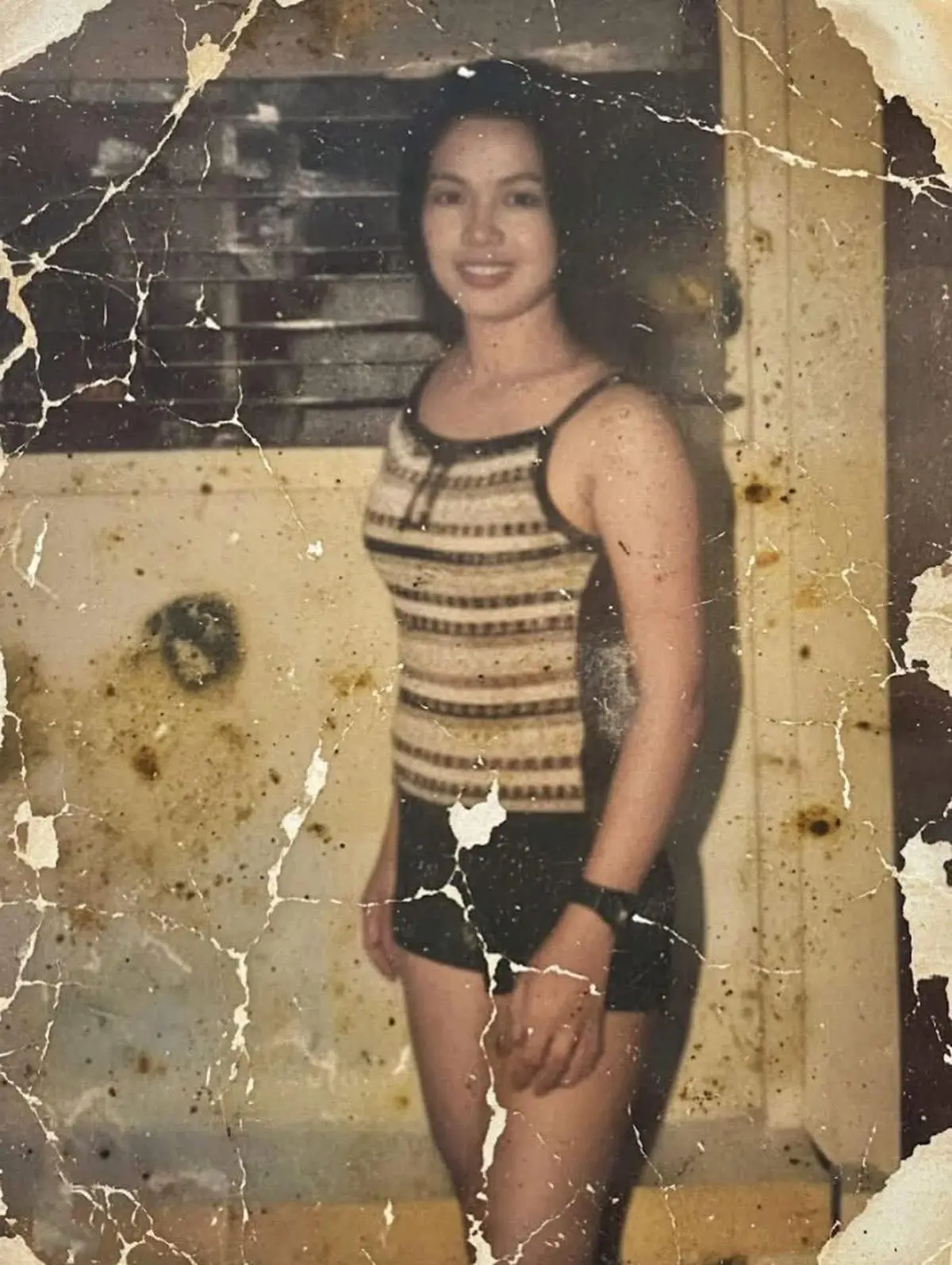 ( Aumente la resolución de la foto a 2K, manteniendo la misma relación de aspecto y conservando el sujeto, la pose, las proporciones y el fondo exactamente como se capturaron. Si la imagen está borrosa o tiene desenfoque de movimiento, elimine el desenfoque por completo y reconstruya los detalles finos con la nitidez realista, evitando la nitidez artificial o las texturas distorsionadas. Mejore la iluminación, creando reflejos naturales en la cara, las piernas y el cabello, a la vez que mantiene un fuerte contraste entre las áreas iluminadas y las sombras profundas. Conserve el fondo con una profundidad y escala precisas. Mantenga los tonos de piel y los colores de las telas fieles a la realidad, sin alteraciones de color. Mantenga el ángulo de la cámara, el encuadre y la atmósfera originales. Regla fundamental: No altere la estructura facial, el peinado, la ropa, la forma del cuerpo, el ángulo de la cámara, los elementos del fondo ni la composición del sujeto. )