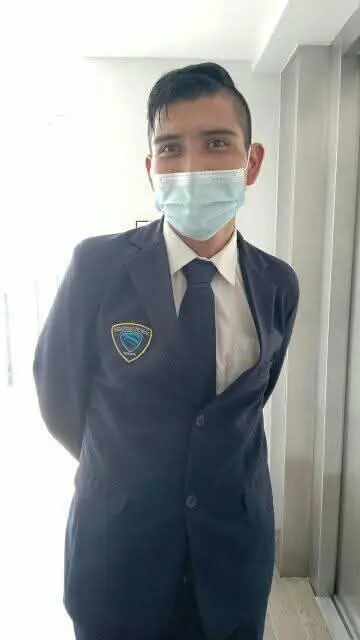 es una imagen de una persona quisiera que se le quitara el objeto que mantiene tapado su rostro respetando la parte del rostro que si se ve, haciendo que quede lo mas parecido a la persona