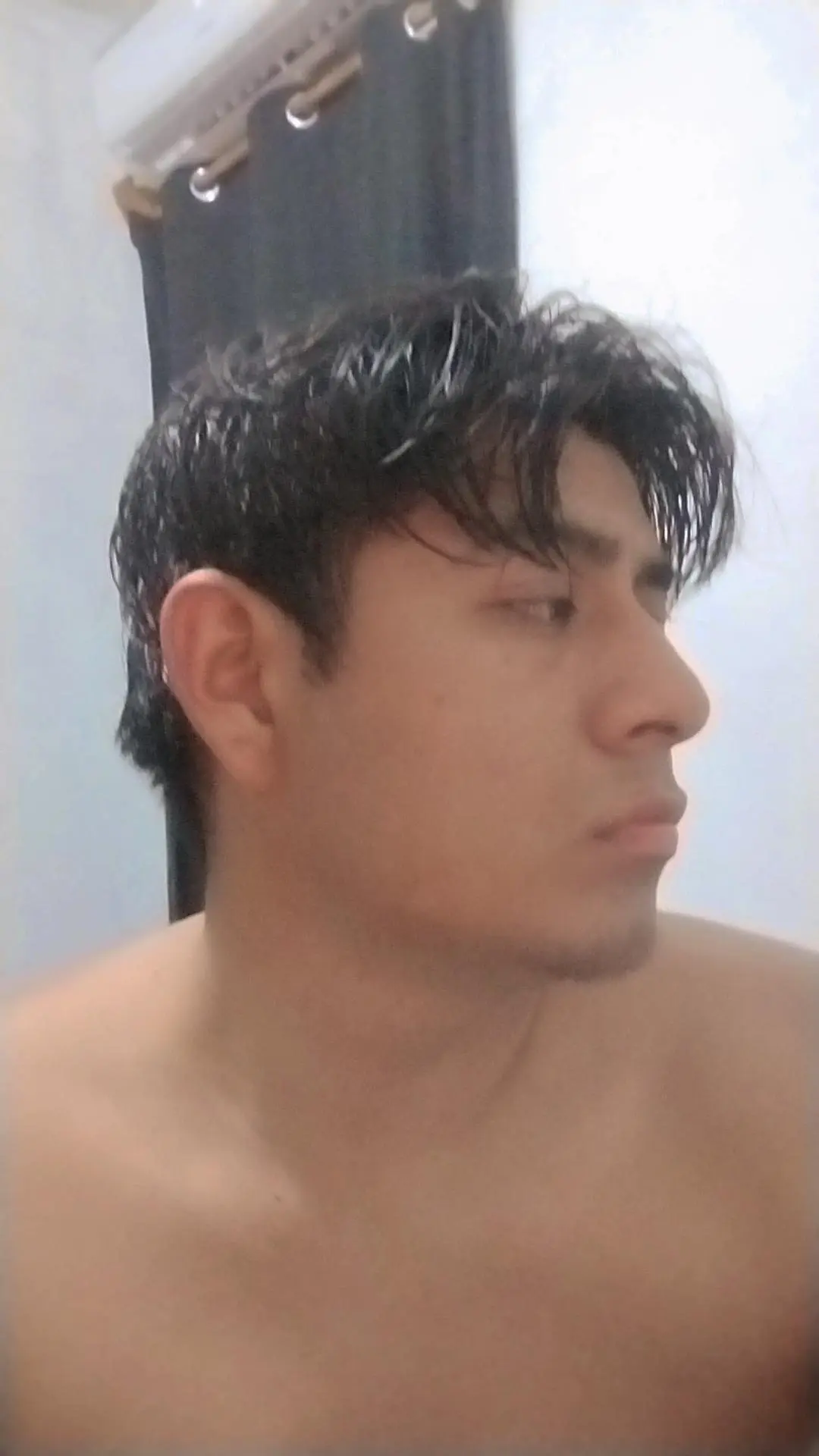 Una imagen profesional con realismo, que resalte la belleza de la persona, que se visualice en un tono negro y gris,