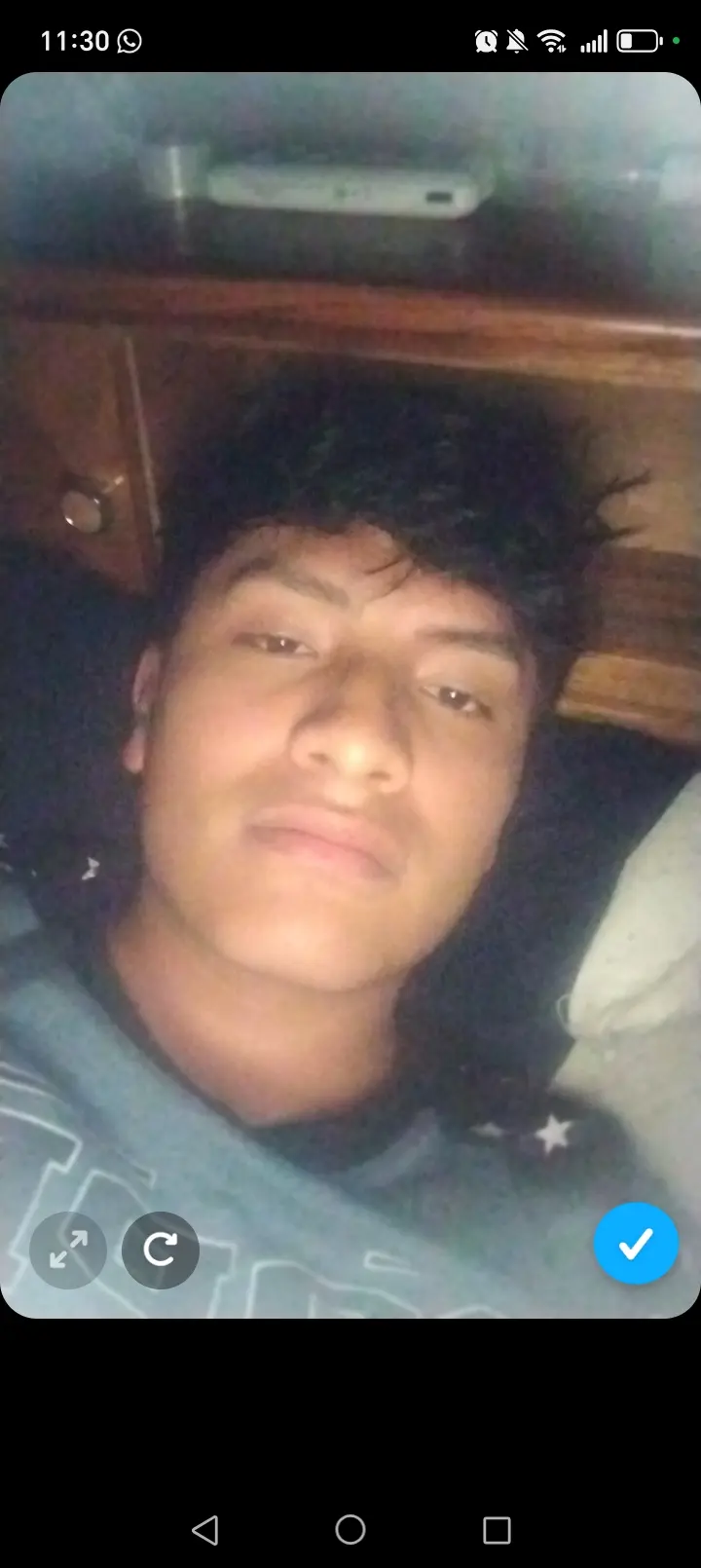 Con la imagen de referencia y sin cambiar rasgos faciales crea una magen hiperrealista de un hombre de pie bajo un árbol grande con pequeñas flores púrpura, mirando hacia arriba con una expresión contemplativa y onírica. Su rostro y su ropa están iluminados por la dramática luz del sol moteada y las sombras proyectadas por las hojas de los árboles. La iluminación combina tonos ambientales de un azul profundo y etéreo con la cálida luz del sol, creando una atmósfera de alto contraste, emotiva y cinematográfica. Lleva una camisa chaqueta de mezclilla color negra grisasea y abajo una playera blanca de cuello redondo, con pliegues naturales que muestran el juego de sombras en la tela.
Lleva una cadena de oro no tan gruesa con un pequeño dije que imita a un felino pidiendo ser una pantera color oro con detalles negros. Las ramas y hojas de los árboles enmarcan sutilmente su rostro, creando patrones de sombras intrincados y definidos. Se conservan todos los detalles naturales de la piel: poros, líneas de expresión y texturas sutiles. El fondo presenta un cielo azul brillante con hojas doradas dispersas, algunas suspendidas en el aire como si el tiempo se hubiera congelado.
La composición general evoca una atmósfera poética cinematográfica con un toque de realismo mágico. Foto cinematográfica, realismo mágico, tomada con un objetivo de 50 mm f/1.4, gran apertura, poca profundidad de campo, etalonaje profesional, fotorrealismo, gran detalle, enfoque nítido del sujeto, iluminación volumétrica e iluminación de salpicadura. Relación de aspecto 3:4, estilo RAW. La cámara está de lado.