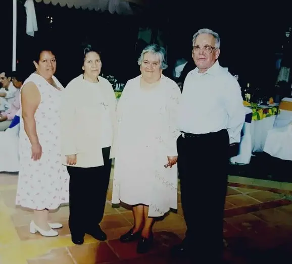 restaurar fotografía antigua, mantener las mismas facciones auténticas de cada rostro y su expresión original, mejorar nitidez, enfoque y colores naturales, corregir iluminación, eliminar ruido y grano, reparar desgaste y manchas, preservar ropa, fondo y objetos sin cambiarlos, reconstrucción limpia sin alterar identidades, aspecto moderno como si la foto hubiera sido tomada ayer, resolución 8K, realista, estilo fotográfico natural, sin filtros, sin modificaciones en las proporciones de los cuerpos ni en los rasgos faciales