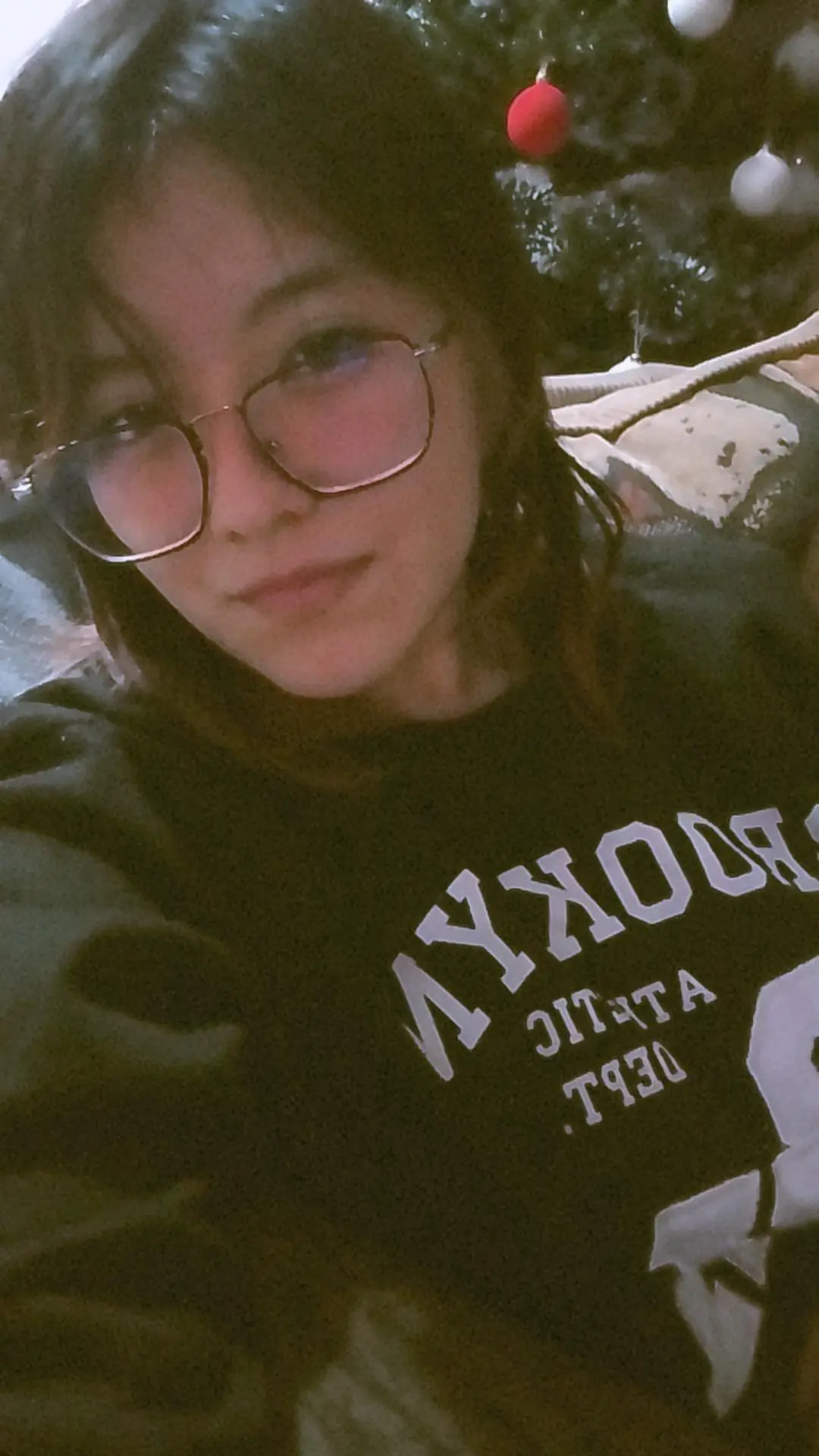 Realiza una imagen donde se vea a la chica estudiando la carrera de diseño industrial en uam Xochimilco