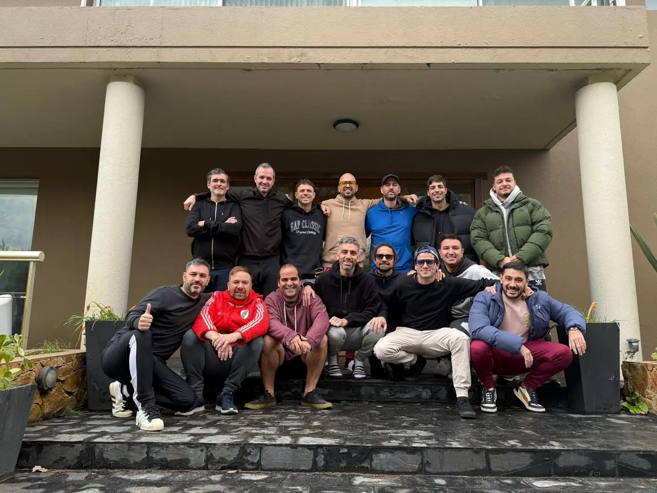 Crea una selfie grupal  HDR cinematográfica vertical 8K ultrarrealista, usando únicamente imagen de referencia proporcionada; conserva al 100 % los rasgos faciales, proporciones, tono de piel, cabello y expresión natural de todos los usuarios, sin alteraciones ni estilizacionescon múltiples disfraces originales, fotorrealista comi un grupo de amigos con disfraces casuales de Halloween acercándose a una torcida casa victoriana encantada en un barrio suburbano al anochecer, con calabazas iluminadas alineadas en el camino de concreto agrietado, niebla ligera avanzando desde un parque cercano que parece un cementerio, luna naranja llena proyectando sombras largas en el porche de madera cubierto de telarañas, capturado con enfoque nítido y luz natural vespertina como si fuera tomado con una cámara DSLR profesional. versiones glamorosas de monstruos clásicos hasta villanos modernos reinventados, con variaciones de color, textura, época y estilo, perfectas para inspirar combinaciones únicas y auténticas de Halloween.
Iluminación: Luz diurna brillante, tonos cinematográficos, sombras naturales, colores vibrantes. Estilo: Hiperdetallado, fotorrealista, encuadre vertical 8K (9:16), perfecto para TikTok/Reels.
Paisaje en un bosque lleno de niebla, con luces azules frías, aura brillante, mirada vacía y atmósfera mística ideal para un reel inquietante y elegante en Instagram durante Halloween.
Únicamente usar la imagen de referencia proporcionada; conservando al 100 % los rasgos faciales sin distorsión, proporciones, tono de piel, cabello y expresión natural de todos los usuarios, sin alteraciones y en un plano de cerca.