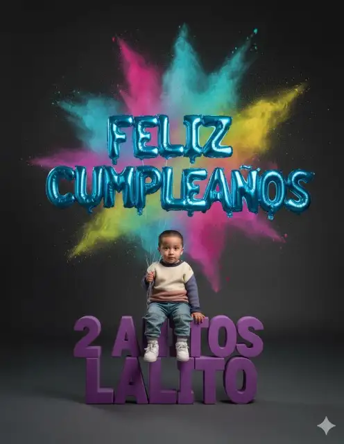 Retrato cinematográfico de cuerpo completo, fotografía profesional de estudio. Una [imagen adjunta ] con expresión segura, sentada sobre grandes letras tridimensionales moradas que forman la palabra “2 Añitos Lalito”. La persona sostiene un ramo de globos azules metálicos reflectantes con forma de las palabras “Feliz Cumpleaños”. La escena está marcada por una nube dinámica y ondulante de polvo de colores vibrantes (verde azulado, magenta, amarillo, verde). Fondo de estudio gris oscuro sólido. Iluminación suave y dramática, con luz volumétrica y luz de contorno que resalta al sujeto. Capturada con cámara DSLR, lente de 85 mm, apertura f/1.8, ultra realista, alto nivel de detalle, enfoque nítido, resolución 8K UHD.