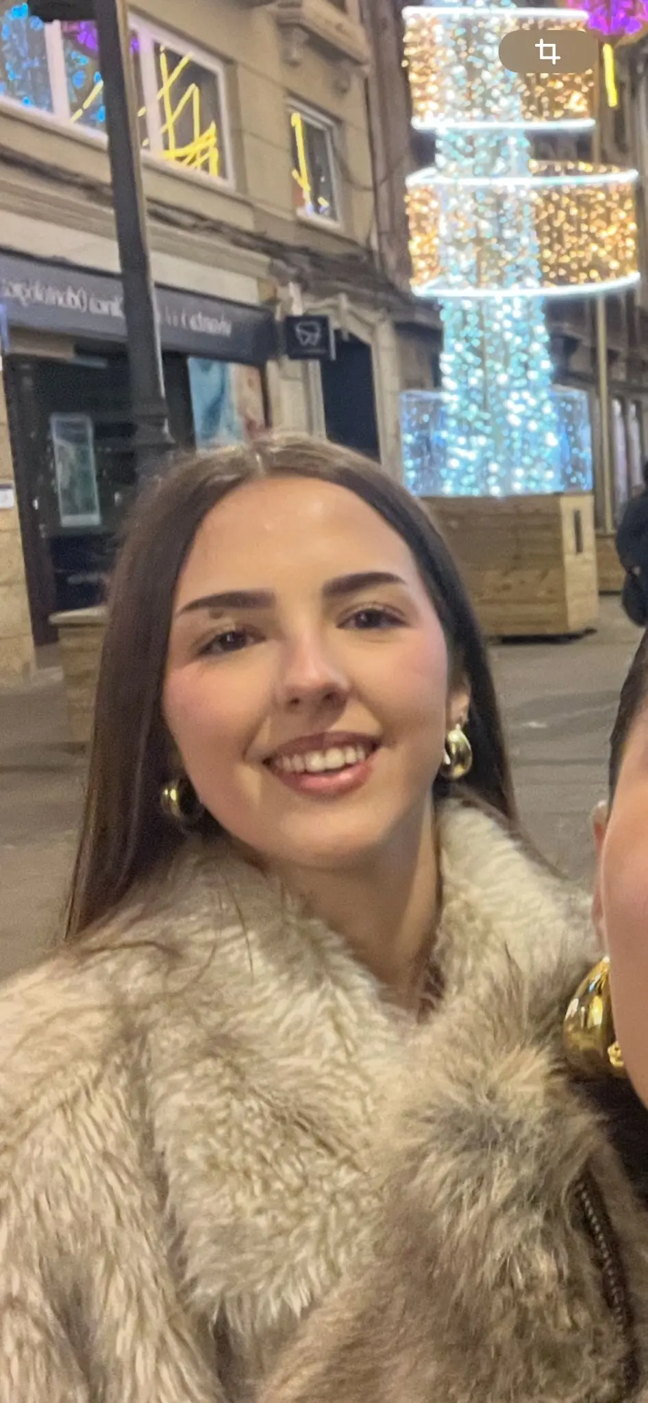 Creame varias imagenes donde aparezca la chica de la imagen con Damon Salvatore, en las imegenes deben aparecer como en una cita romantica, con diferentes poses, dandose un beso, riendose, cogiendose de la mano.... como novios