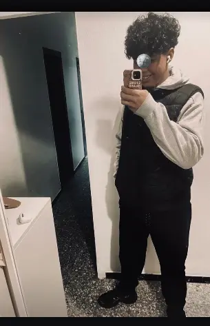 Quiero una foto de perfil en el espejo, quiero que se vea muy realista a maxima calidad quiero que el movil que tengo en las manos se combierta en un iphone 17 pro max