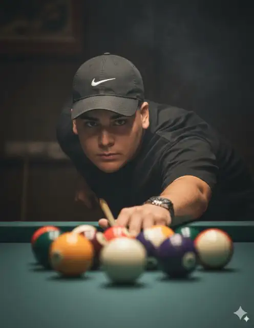Grita un ultrarrealista 8K
Retrato cinematográfico de un hombre jogando sinuca, capturado de una perspectiva de ángulo bajo. Ele está inclinado para a frente com foco intenso, alinhando uma tacada com o taco apontado directamente para a bola blanca. Estás viendo una camiseta preta grande y un reloj de pulso clásico en la mano, segurando o taco.
As bolas de bilhar estão dispostas à sua frente, com uma profundidade de campo rasa enfatizando su olhar penetrante.
Quiero usar un hueso negro con el logotipo de Nike.