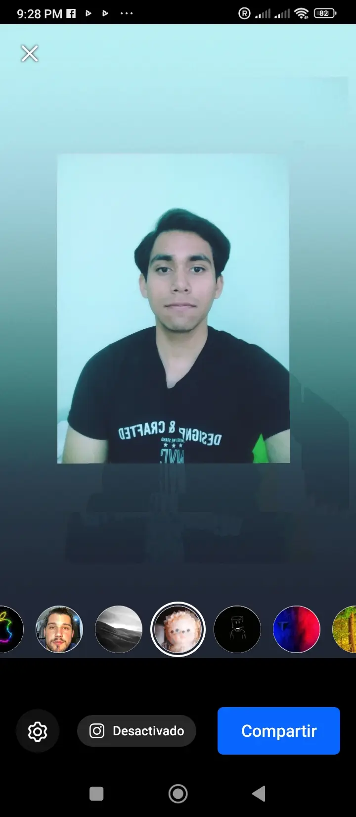 Auna tarde en la escuela preparatoria parado en los pasillos con ropa obscura starboy que parezca foto tomada ramdom nostalgica