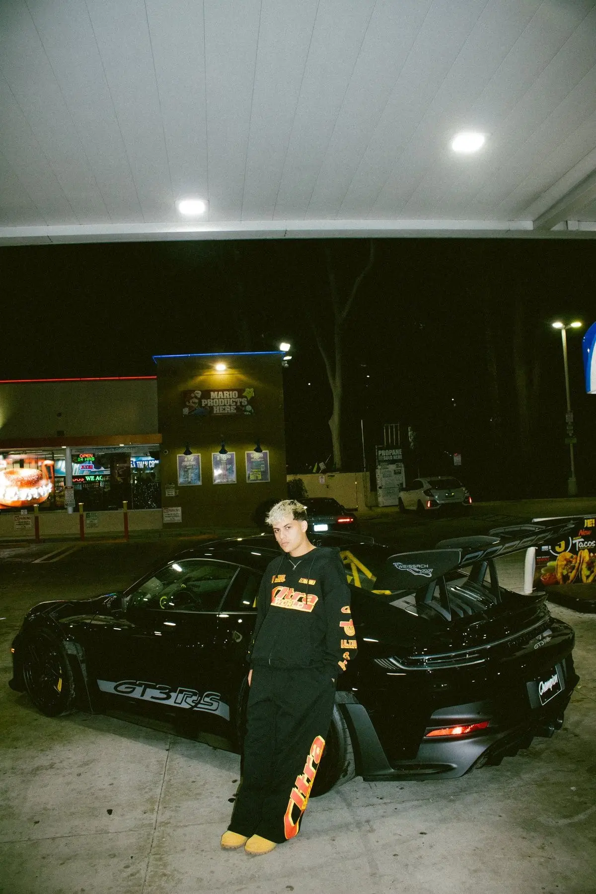 Yo recostado a un auto