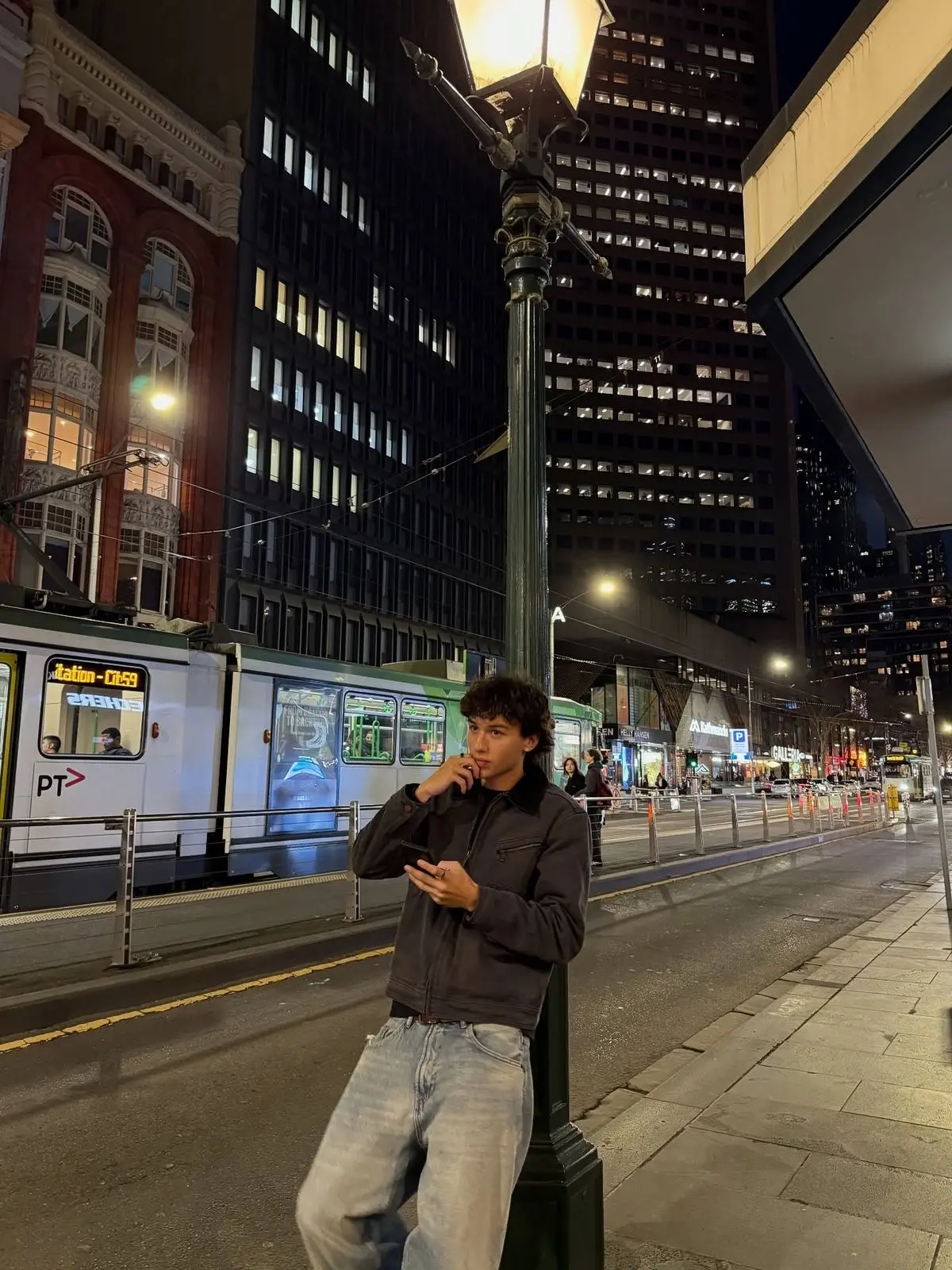 Foto apoyado en in poste de luz aetetic autfit streetwear