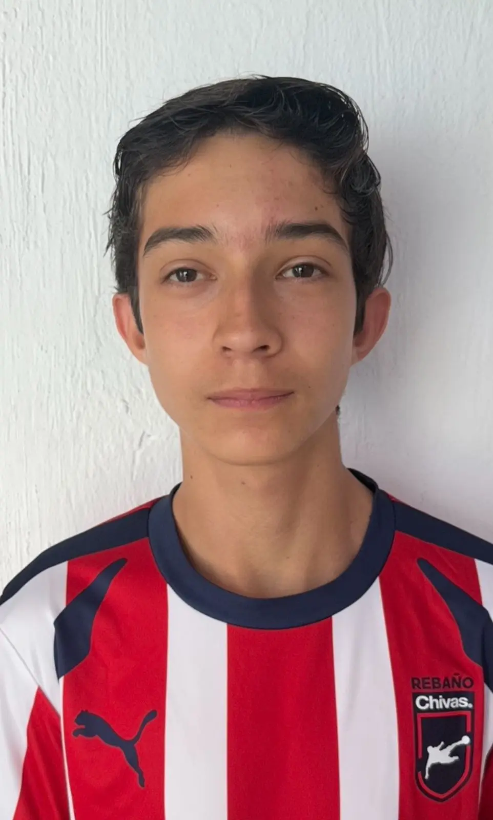 un fondo en xun campo de fútbol donde esté incado con los brazos medio extendidos hacia arriba